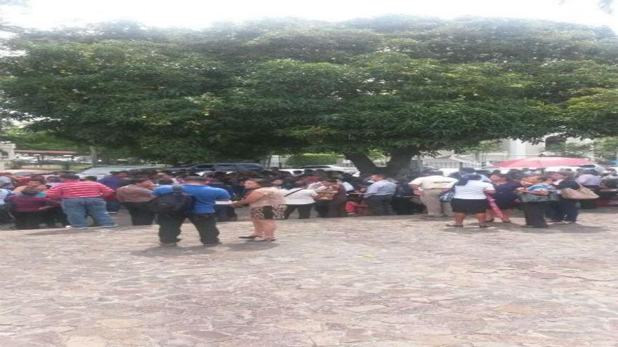 Docentes inician concentración en rechazo a la huelga