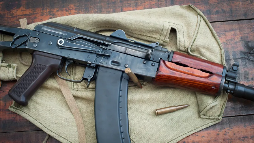 Foto ilustrativa de un rifle semiautomático