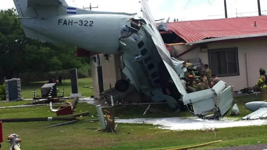 Piloto hondureño muere tras caída avioneta sobre base militar