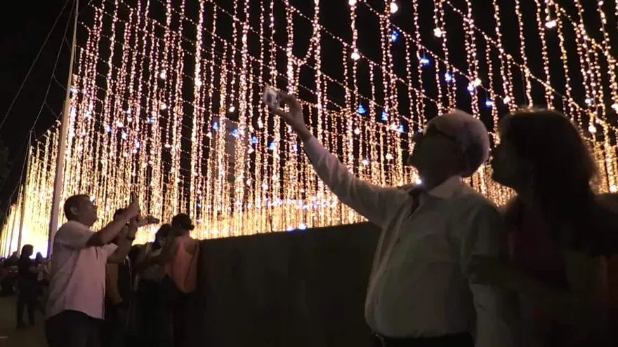 Luces, selfis y arbolitos de pino en una Caracas reanimada por la Navidad