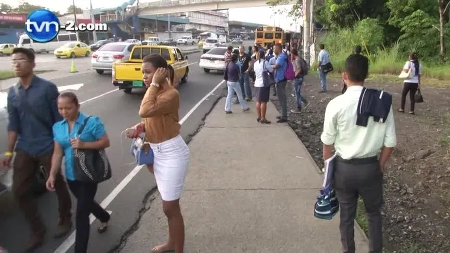 Usuarios del transporte público muestran rechazo a medida de paro