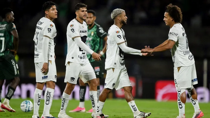Adalberto Carrasquilla (d) celebra con algunos de sus compañeros de Pumas mientras es observado por Ismael Díaz