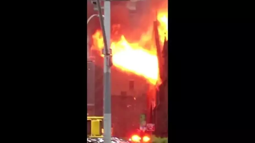 Masivo incendio en iglesia histórica de Nueva York