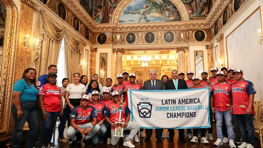 Equipo preintermedio de Panamá junto al presidente José Raúl Mulino en una foto durante su visita al Palacio de las Garzas