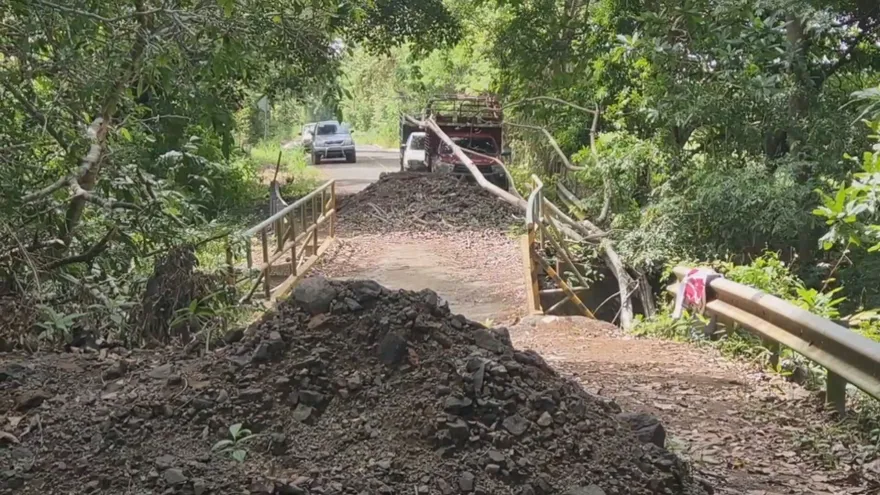 Local governments fund bridge reconstruction in Los Santos amid central government inaction