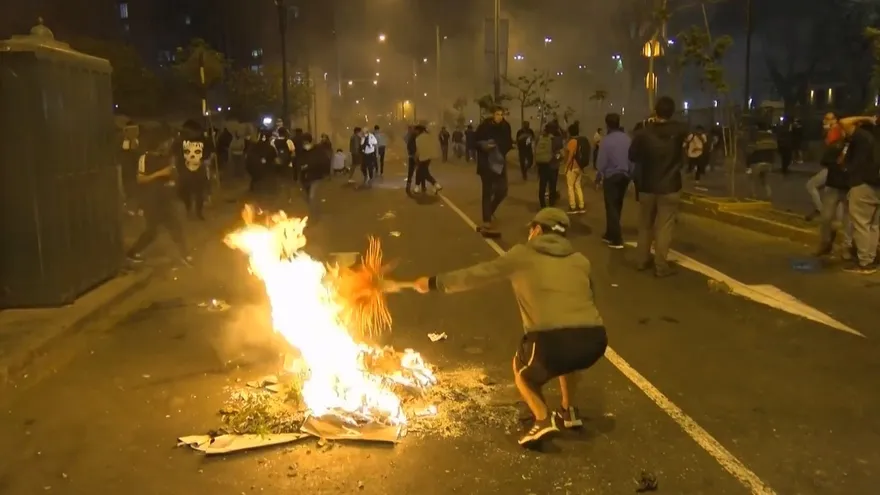 Miles de peruanos marchan contra el nuevo presidente Merino