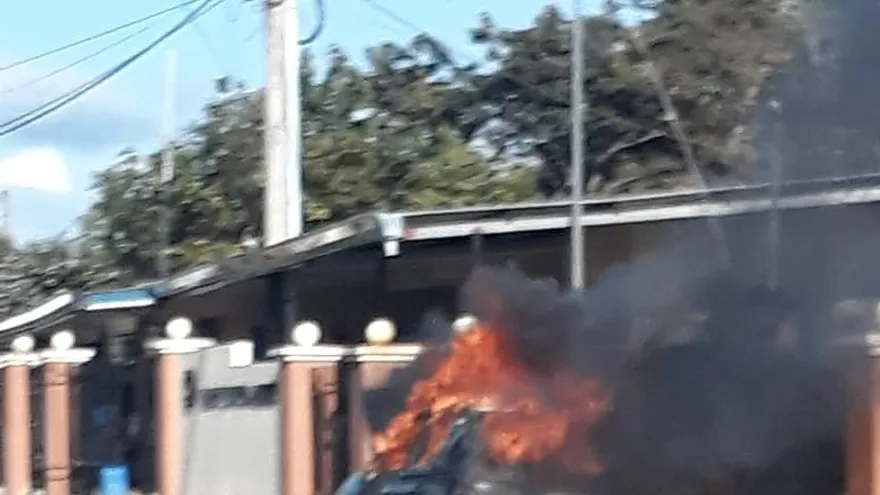 Bomberos controlan incendio de vehículo en Vacamonte
