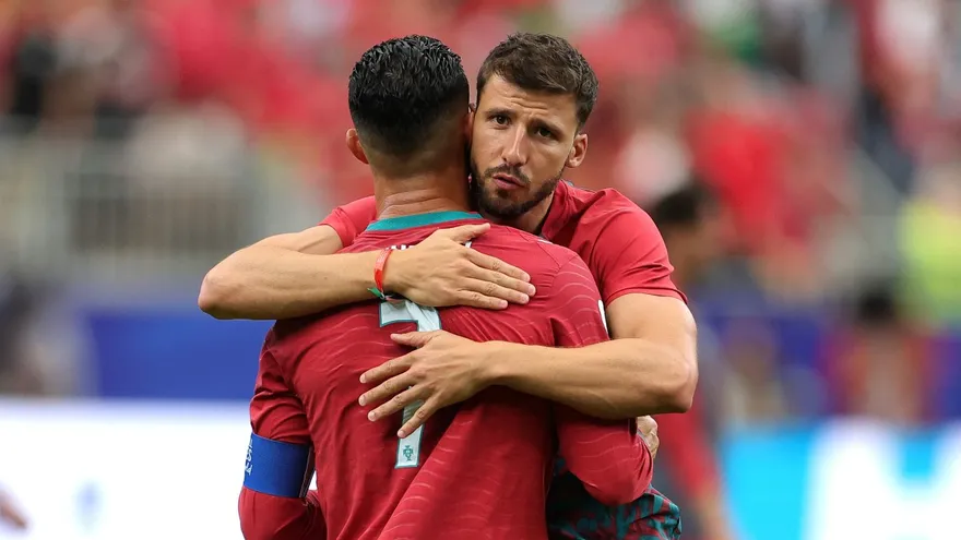 Ruben Dias abraza a Christiano Ronaldo CR7