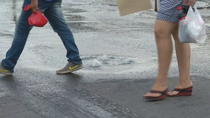Residentes de Paso Canoas piden una respuesta a las autoridades por el colapso del sistema de aguas servidas.