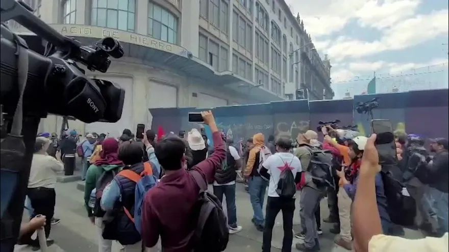 México protege con gases su 'fan fest' mundialista de protesta de maestros