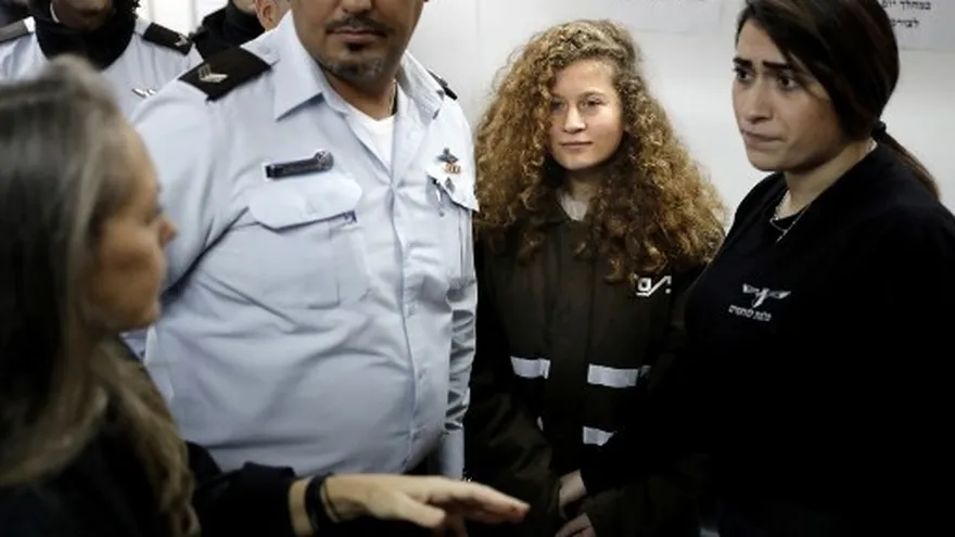 Ahed Tamimi, joven palestina encarcelada tras abofetear a soldados israelíes, sale en libertad