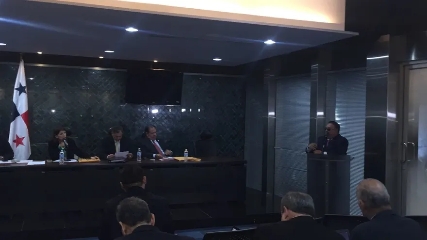 El director encargado de la CSS Rubén López ante la Comisión de Trabajo, Salud y Desarrollo Social de la Asamblea Nacional de Diputados (AN)