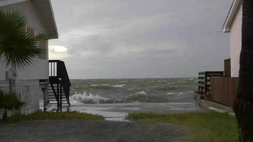 El poderoso huracán Harvey golpea con furia costa de Texas