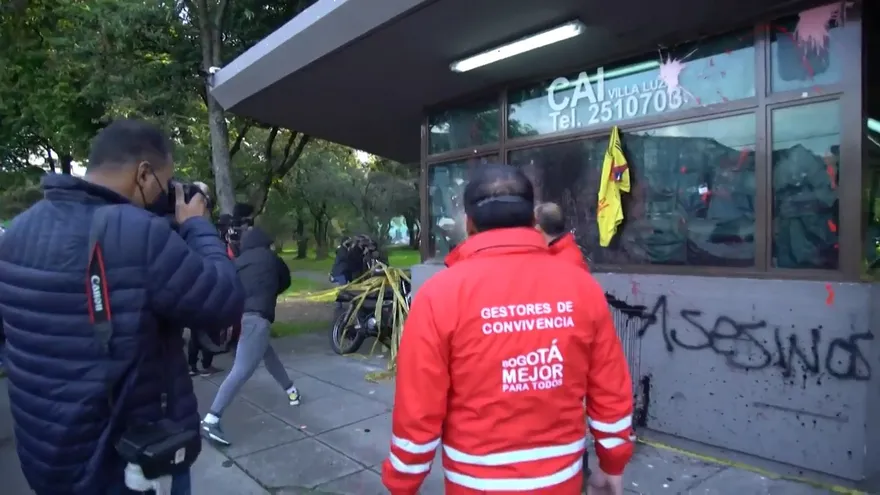 Muertos y ola de destrucción en protestas por agresión policial en Bogotá