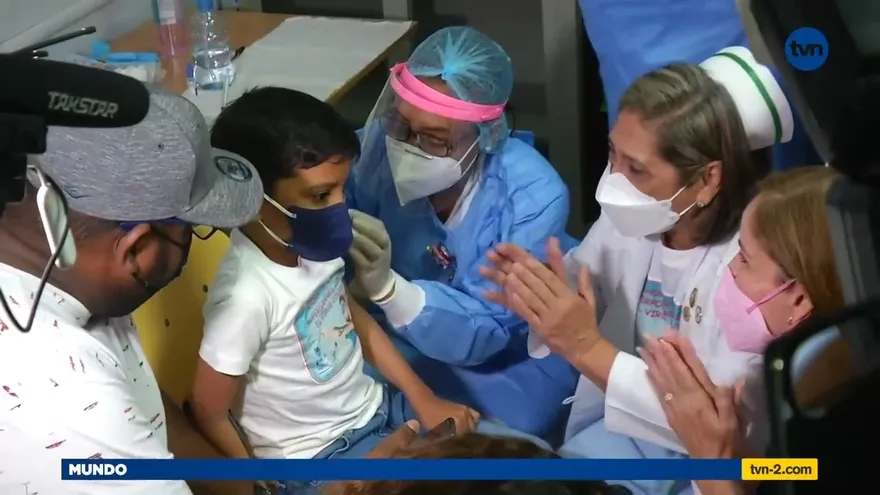 Primeros niños y niñas contentos al recibir vacuna anticovid