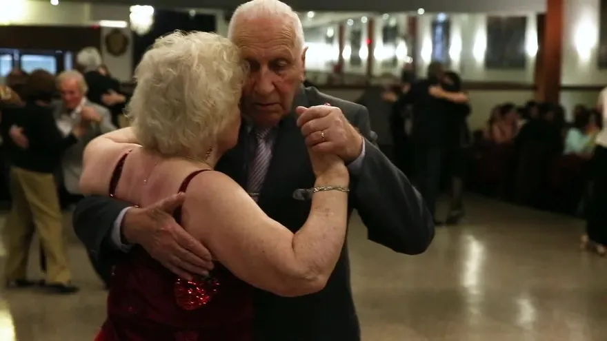 Entre pasado y presente, dos abuelos tangueros dan cátedra