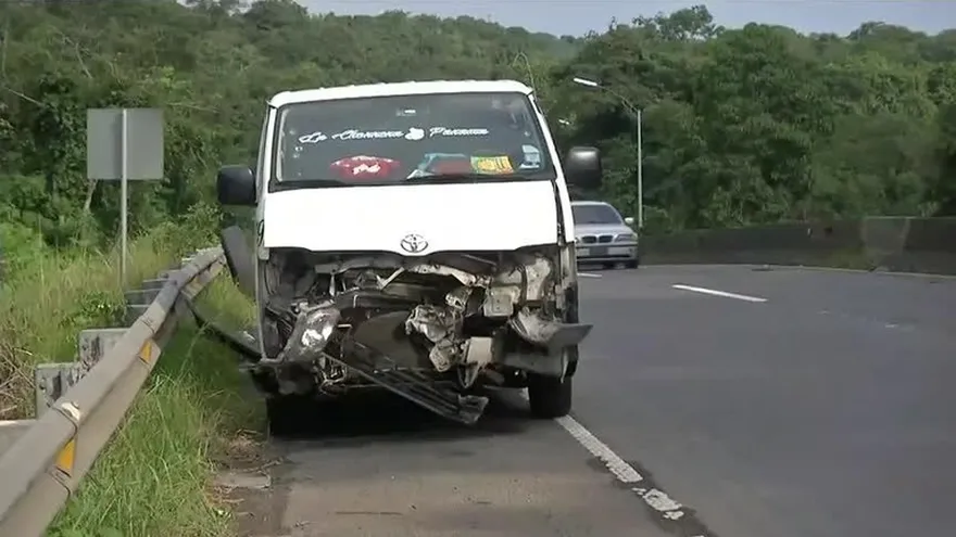 Transporte alternativo sufre accidente en Howard