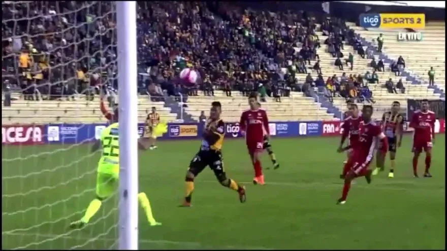 Doblete de Rolando Blackburn en el fútbol de Bolivia