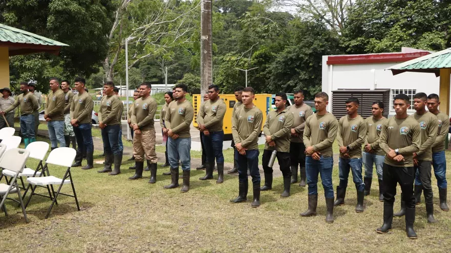 Parte del grupo de guardaparques que cuidan los bosques y reservas panameñas