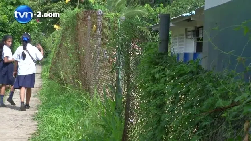 Protestan por mal estado de la escuela