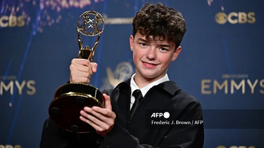 El actor británico Owen Cooper posa en la sala de prensa con el premio al Mejor Actor de Reparto en una Serie Limitada o de Antología o Película por "Adolescencia" durante la 77ª edición de los Premios Emmy
