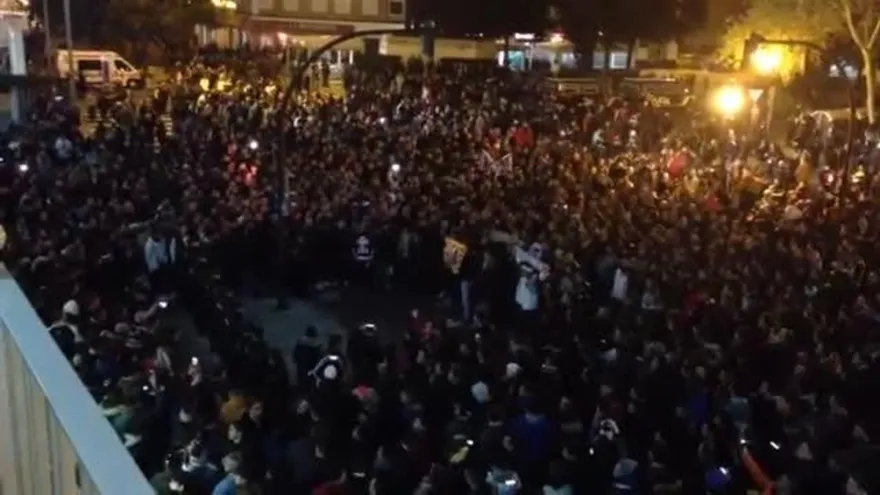 Aficionados del Valencia protestaron contra Peter Lim