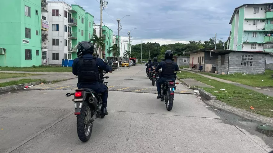 Ronda policial en barrios populares.
