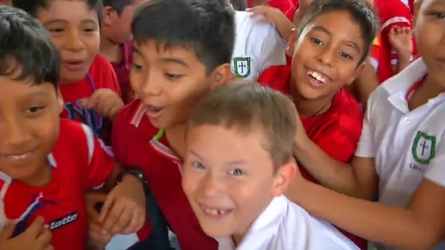 Niños apoyan a la selección de fútbol