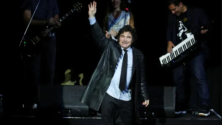 Milei presenta su libro cantando rock en medio de crisis política