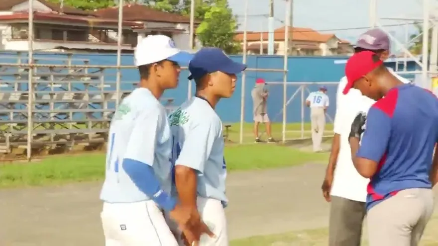 Entrenamiento del equipo de béisbol juvenil de Colón