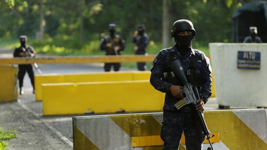 Militares hacen guardia este martes en la sede de la Segunda Brigada Aérea en la central localidad de San Luis Talpa (El Salvador).