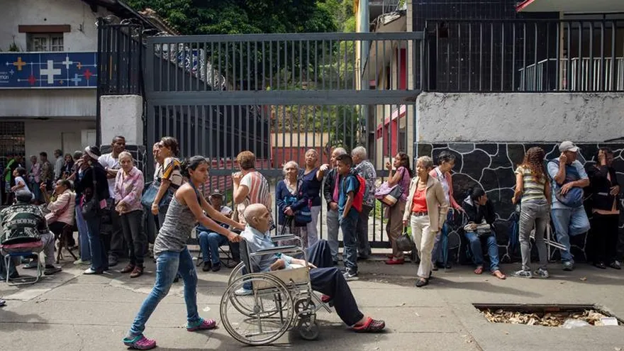 Jubilados se manifiestan frente a una entidad bancaria hoy, miércoles 18 de julio de 2018, en Caracas (Venezuela).