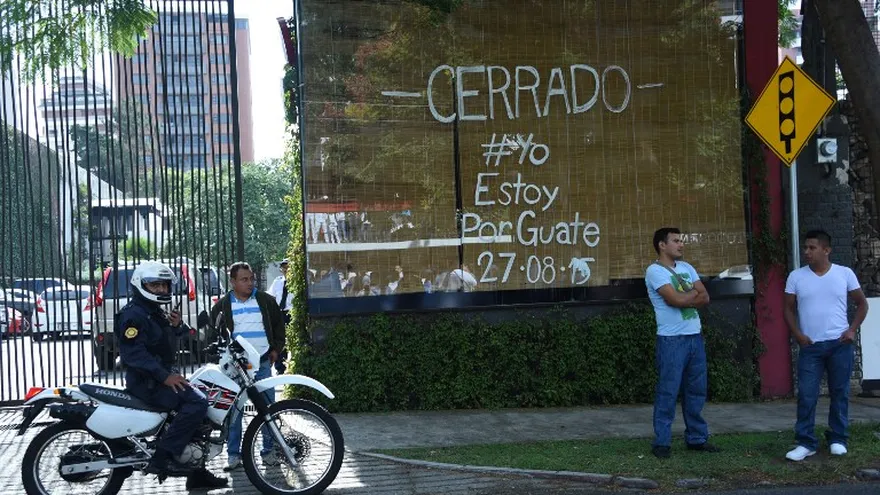 Una tienda en la ciudad de Guatemala permanece cerrado en la demanda del presidente de Guatemala, Otto Pérez a dimitir por un escándalo de corrupción