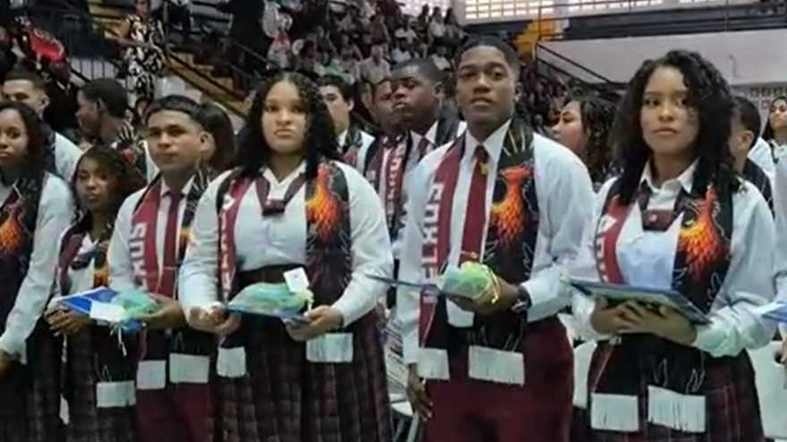 Jóvenes graduandos en Colón