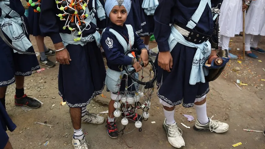 Niños indios participan en una procesión religiosa en Nueva Delhi el 24 de noviembre de 2015, para celebrar el aniversario del nacimiento del primer Sikh Guru o maestro, Sri Guru Nanak Dev Ji