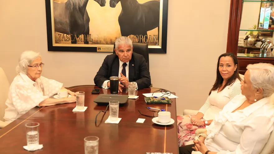 El Presidente de la República, José Raúl Mulino conversó ayer con activistas por el derecho de las mujeres.