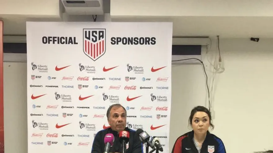 Bruce Arena escucha las preguntas de los periodistas en el salón de conferencias del estadio Rommel Fernández