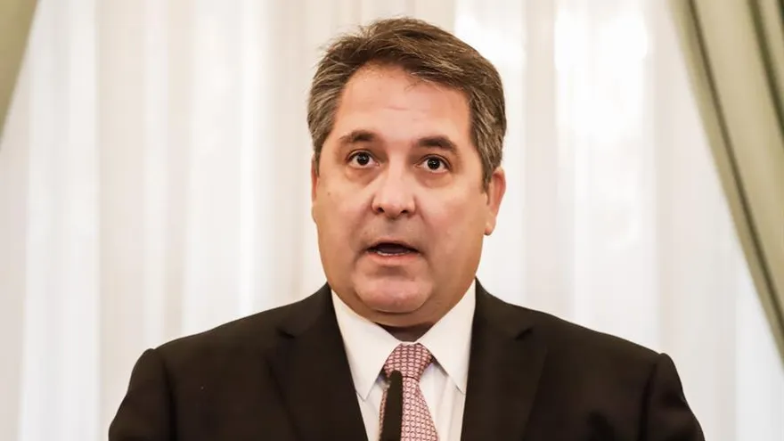 Fotografía de archivo fechada el 16 de marzo de 2020, que muestra al director de la Dirección Nacional de Aeronáutica Civil, Edgar Melgarejo, mientras habla en rueda de prensa este lunes, en Asunción (Paraguay)