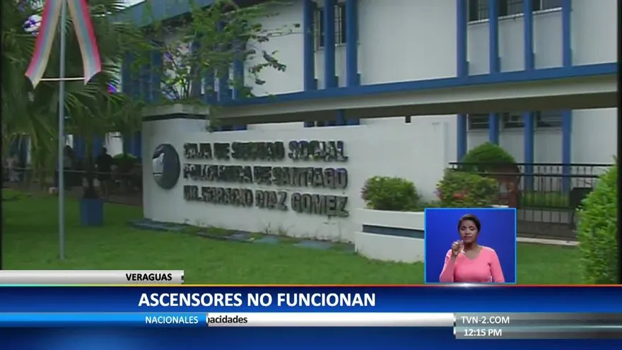 Adultos mayores, molestos por daño en ascensores en hospital de Santiago