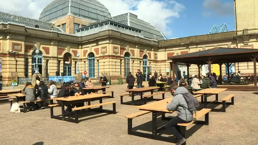 Los ingleses vuelven a peluquerías y bares en nueva fase de desconfinamiento