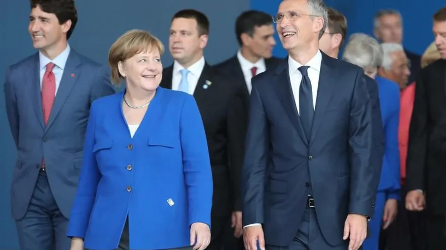El secretario general de la OTAN, Jens Stoltenberg (dcha), conversa con la canciller alemana Angela Merkel, durante la foto de familia de la cumbre de jefes de estado de la OTAN que se celebra en Bruselas, Bélgica, el 11 de julio del 2018.