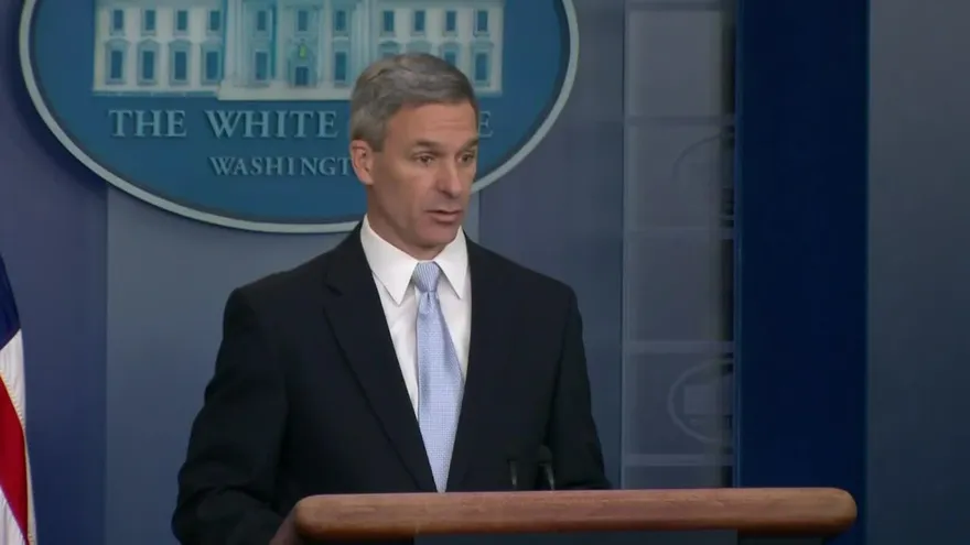 EEUU dice que negará la ciudadanía a inmigrantes que utilicen ayudas sociales