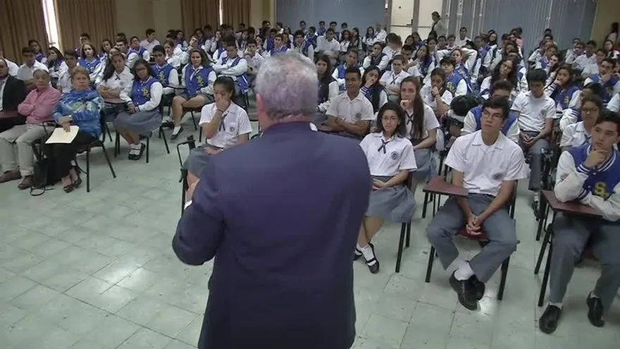 Conversatorio de ética y valores con estudiantes