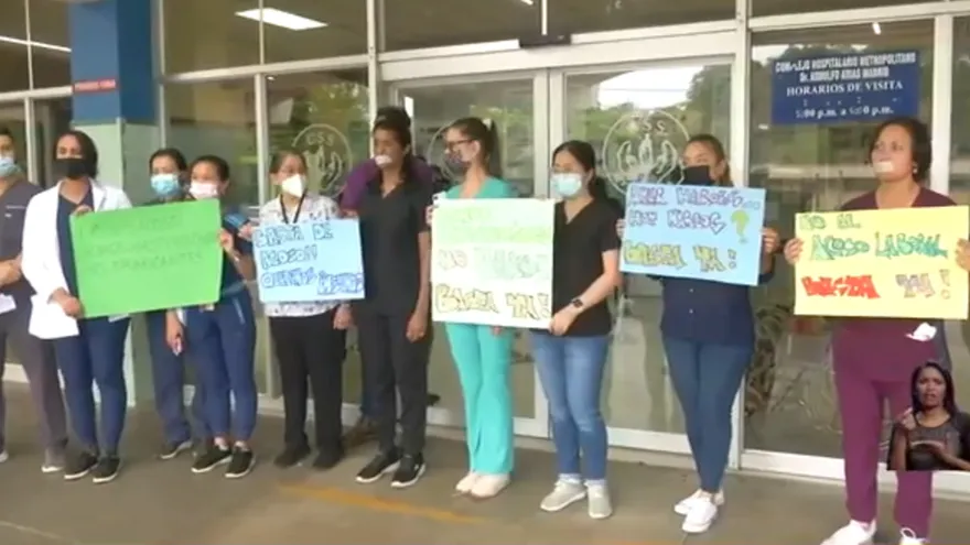 Anestesiólogos protestan en el complejo de la Caja de Seguro Social