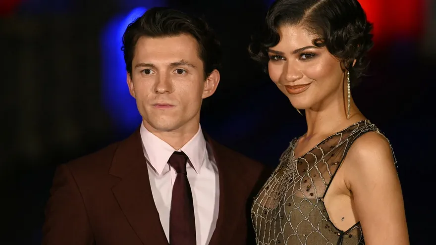 La actriz Zendaya y el actor Tom Holland  en una de las alfombras de Spider-Man.