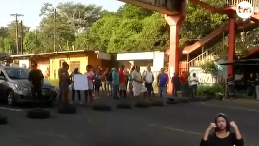 Residentes de comunidad en Colón cierran avenida por falta de agua