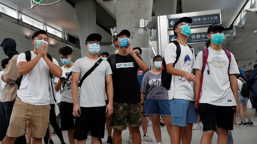 Una multitud de personas inundó varios centros comerciales pertenecientes al operador del metro de la ciudad, MTR Corporation, este sábado.