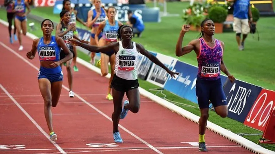 Semenya (d) gana los 800 metros en Mónaco con mejor marca del año.