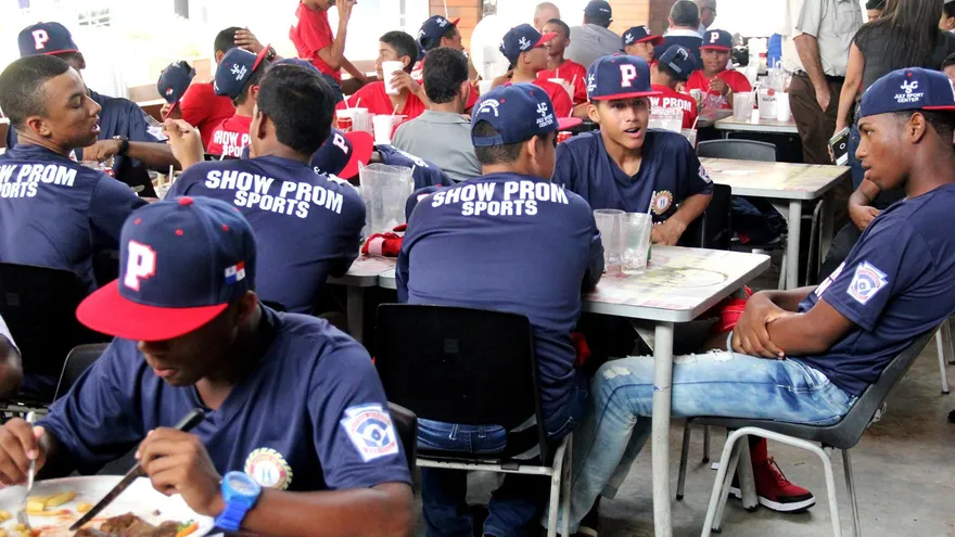 Los equipos de béisbol infantil y preintermedio almorzaron y se les deseo éxitos