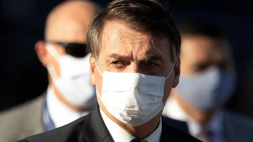El presidente de Brasil, Jair Bolsonaro, participa en la ceremonia de izada de bandera este martes, frente al Palacio de Alvorada en Brasilia.